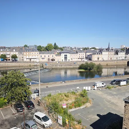 Au Centre Vue Sur La Mayenne *